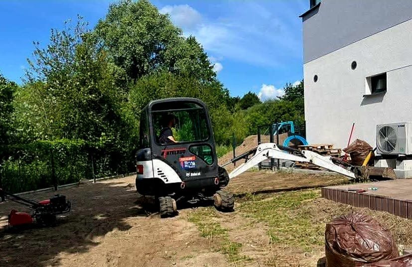 Minikoparka przy domu – przygotowanie terenu